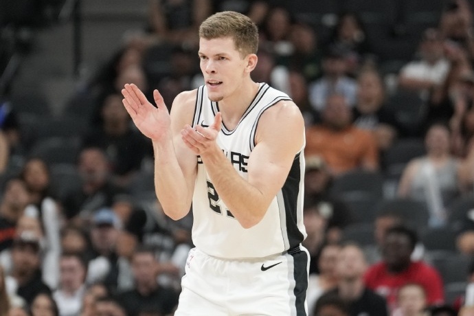 自由球员莱利·米尼克斯与马刺队达成双向合同续约 自由球员莱利·米尼克斯与马刺队达成双向合同续约